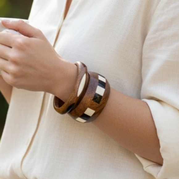 Chico's Jewelry - Chico's Black, Cream & Wood Inlay Bangle Set. (BR222)
